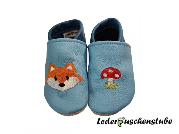 Lederpuschen hellblau-azur mit Stickerei Fuchs und Pilz